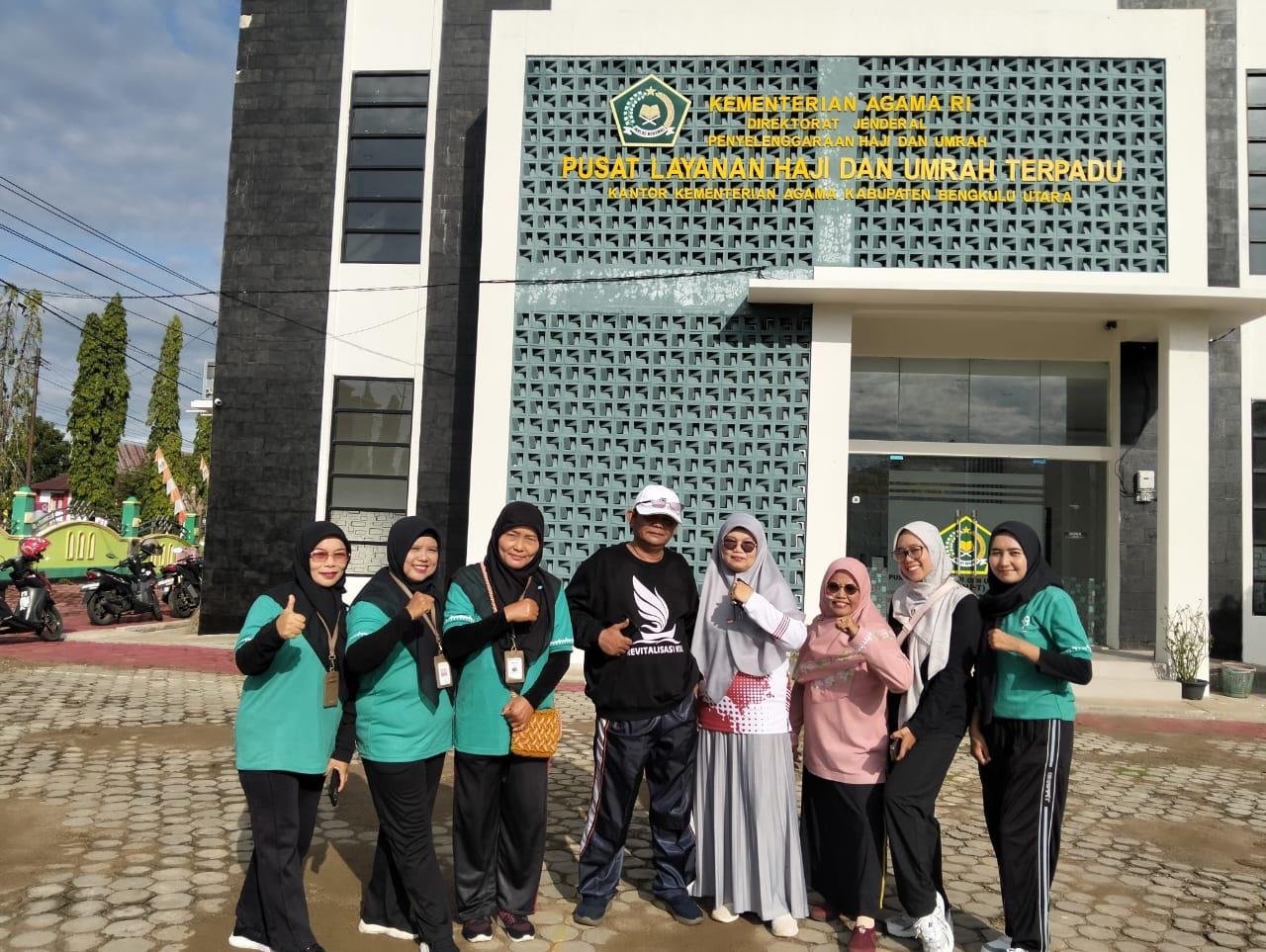 Keluarga Besar KUA Kecamatan Kota Arga Makmur Meriahkan Senam Massal HUT RI ke-80