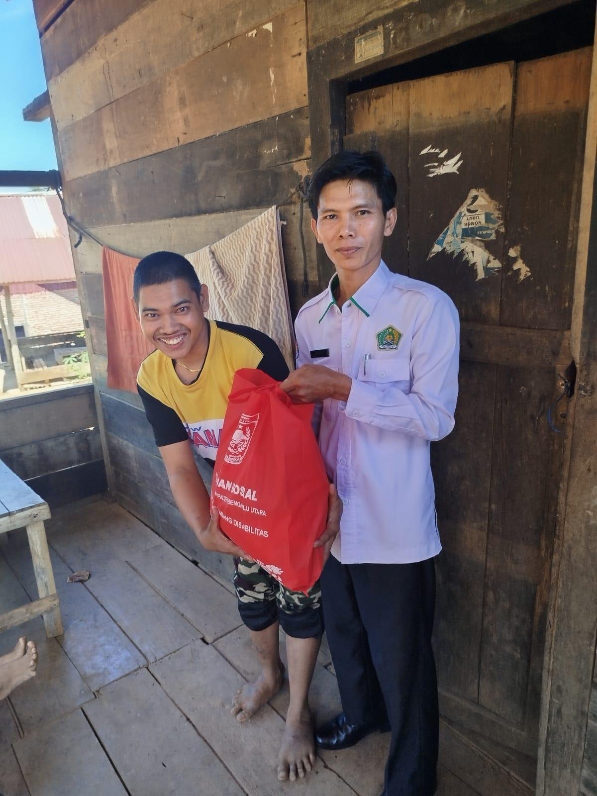 Kolaborasi KUA Kec. Air Besi Bersama Pendamping Bansos dalam Penyaluran Bantuan