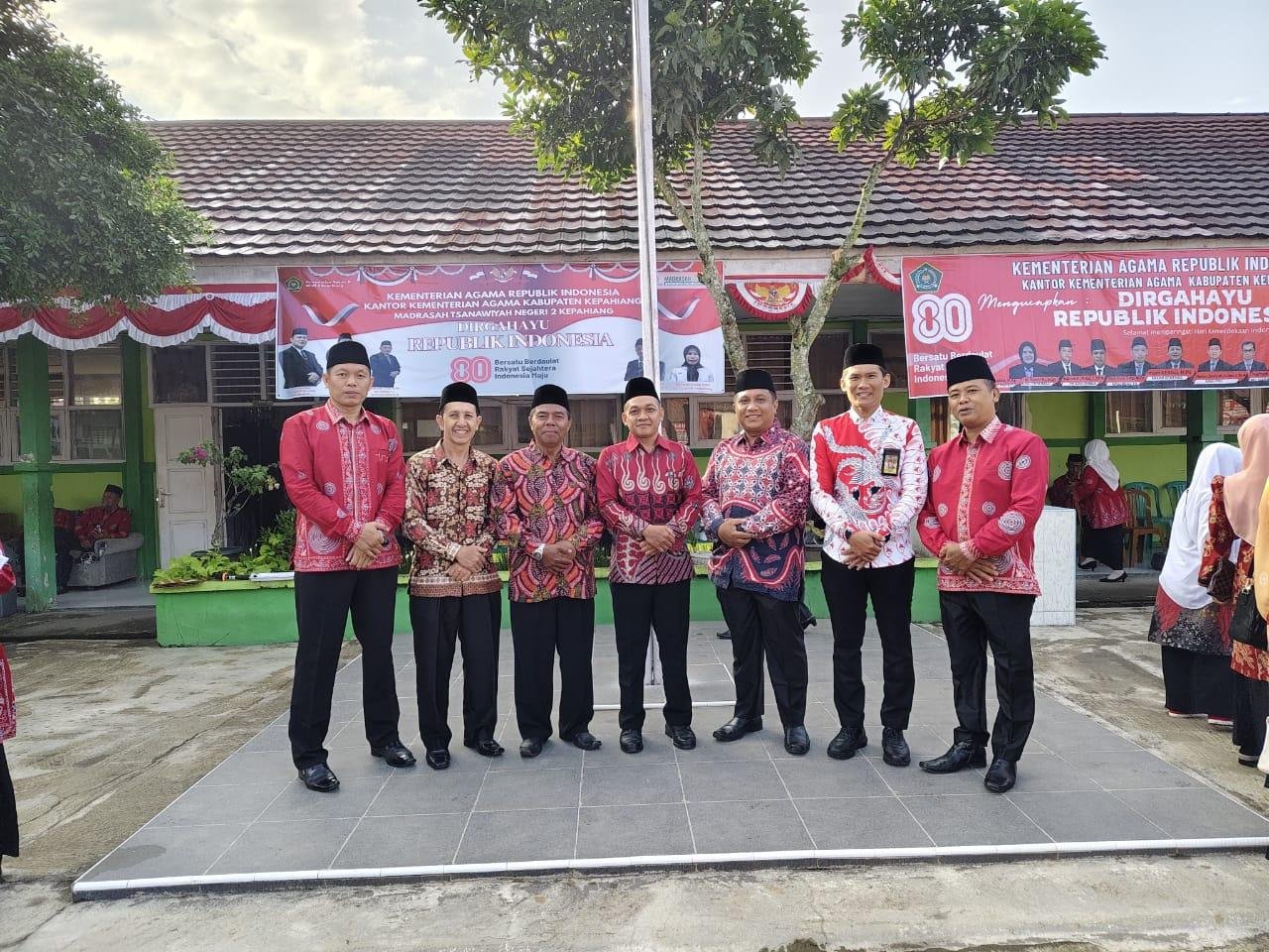 Syukuri Kemerdekaan, Kepala KUA Bermani Ilir Ikuti Uparaca Hut Kemri Ke 80 Tahun 2025