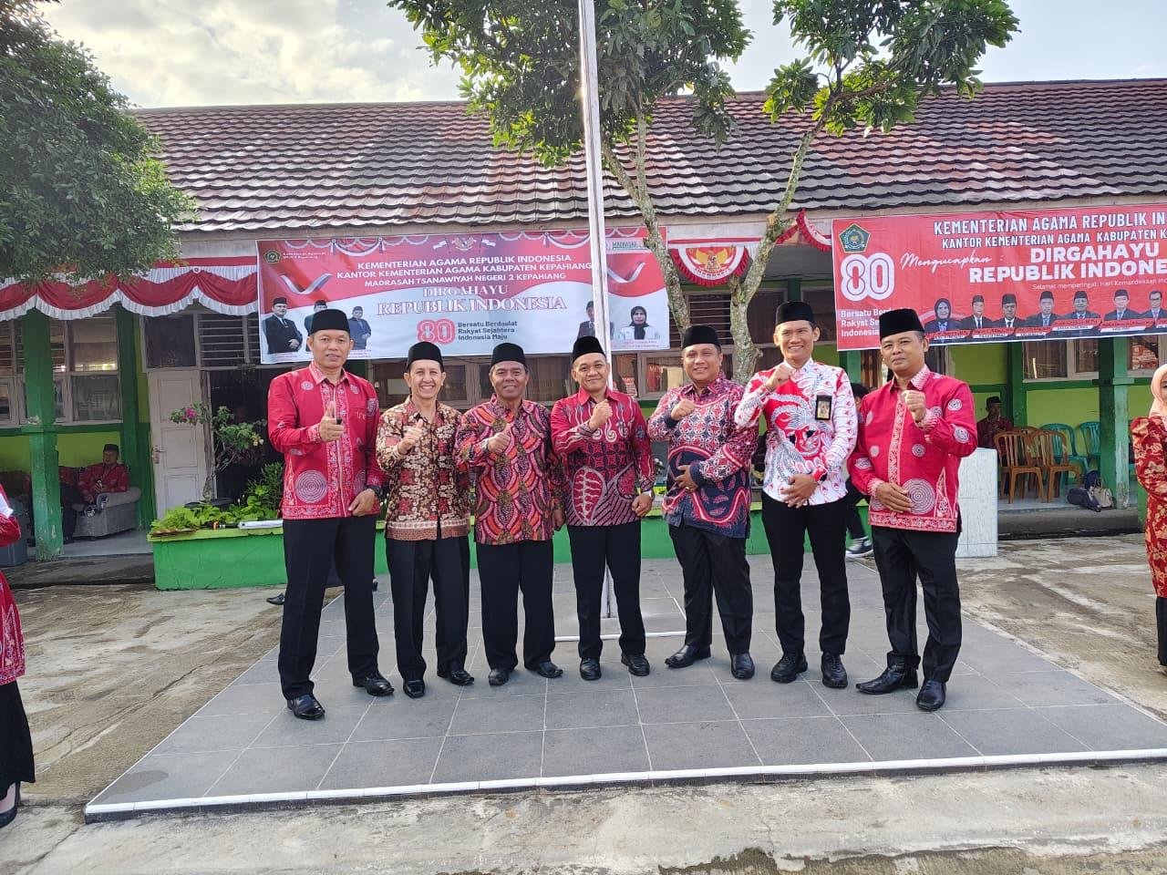 Semarak Kemerdekaan, KUA Muara Kemumu Hadiri Upacara Kemerdekaan di MTsN 02 Kepahiang