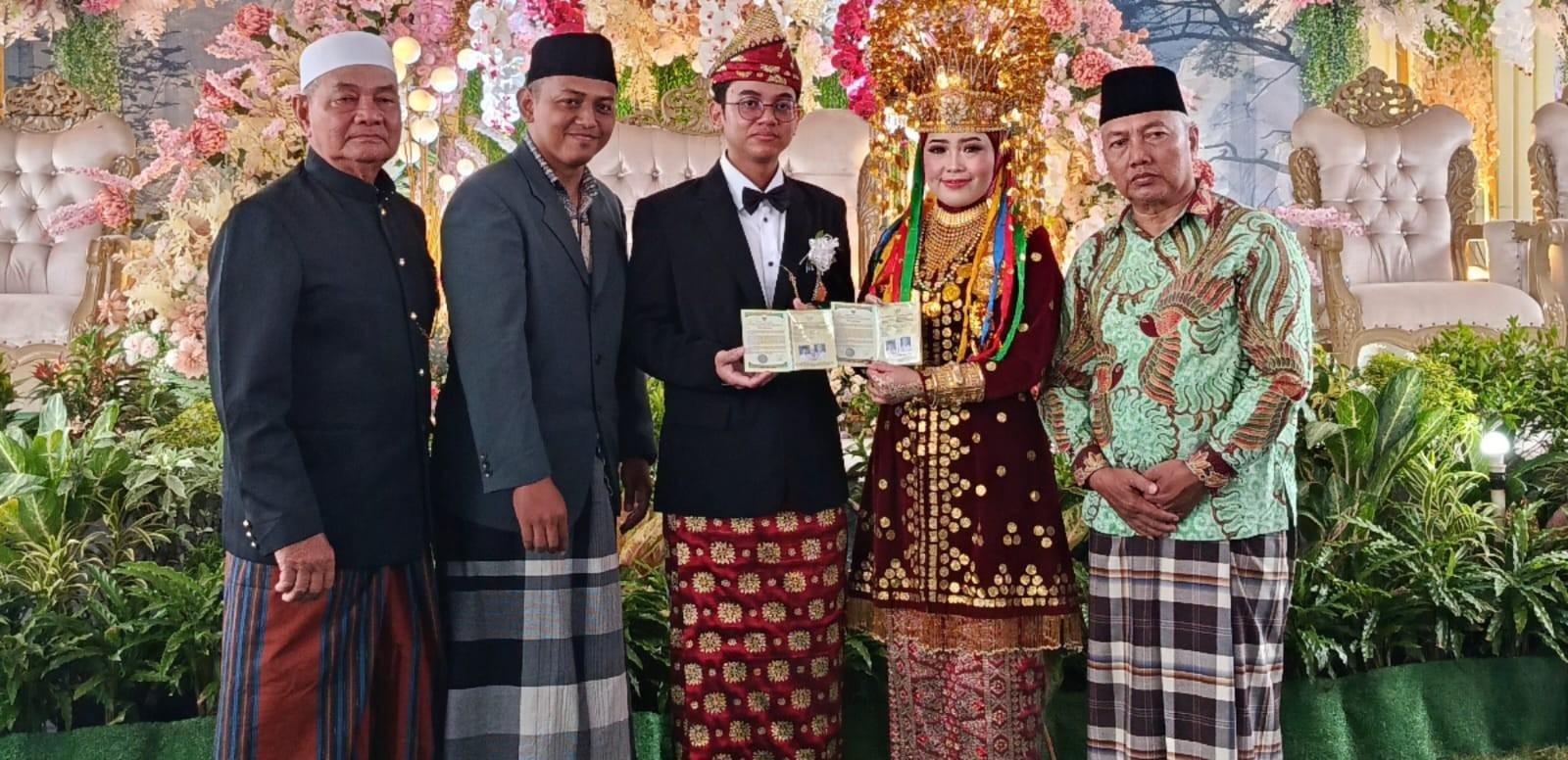 Penghulu KUA Air Napal Pimpin Prosesi Akad Nikah di Desa Selubuk