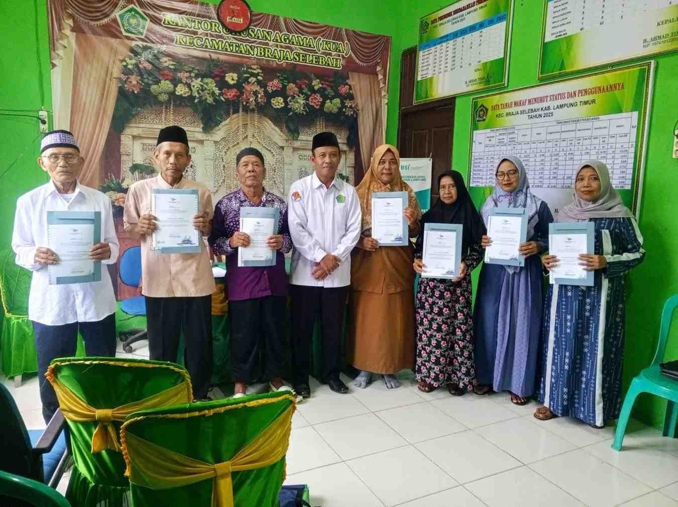 KUA Braja Selebah Serahkan Sertifikat Haji, Gagas Forum Silaturahmi Jamaah