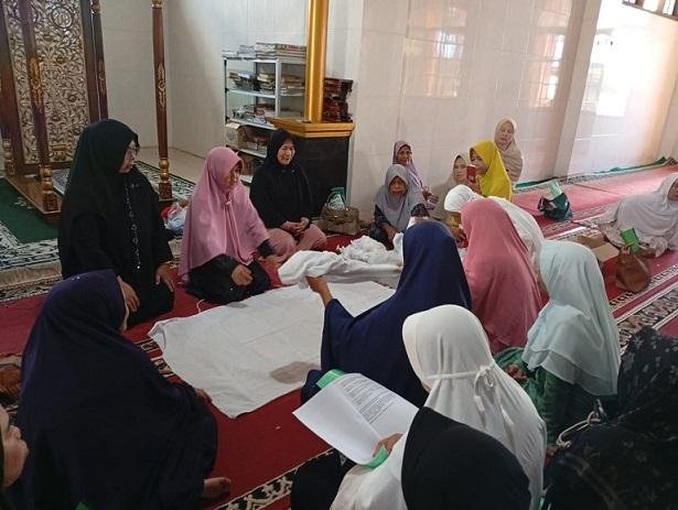 ASN KUA Curup Tengah Ajarkan Praktik Mengkafani Jenazah kepada Masyarakat