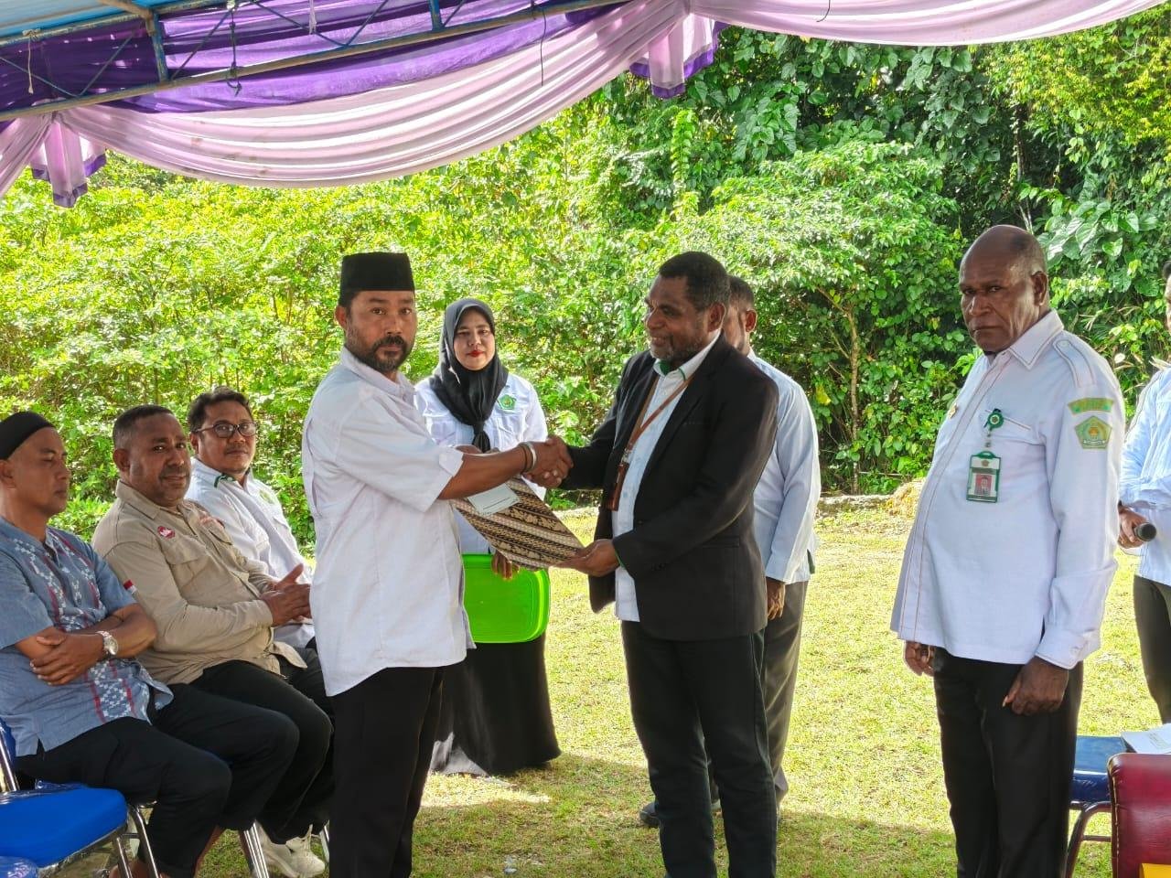 Kepala KUA Distrik Ayamaru Menerima SK dari Kakanwil Kemenag Papua Barat