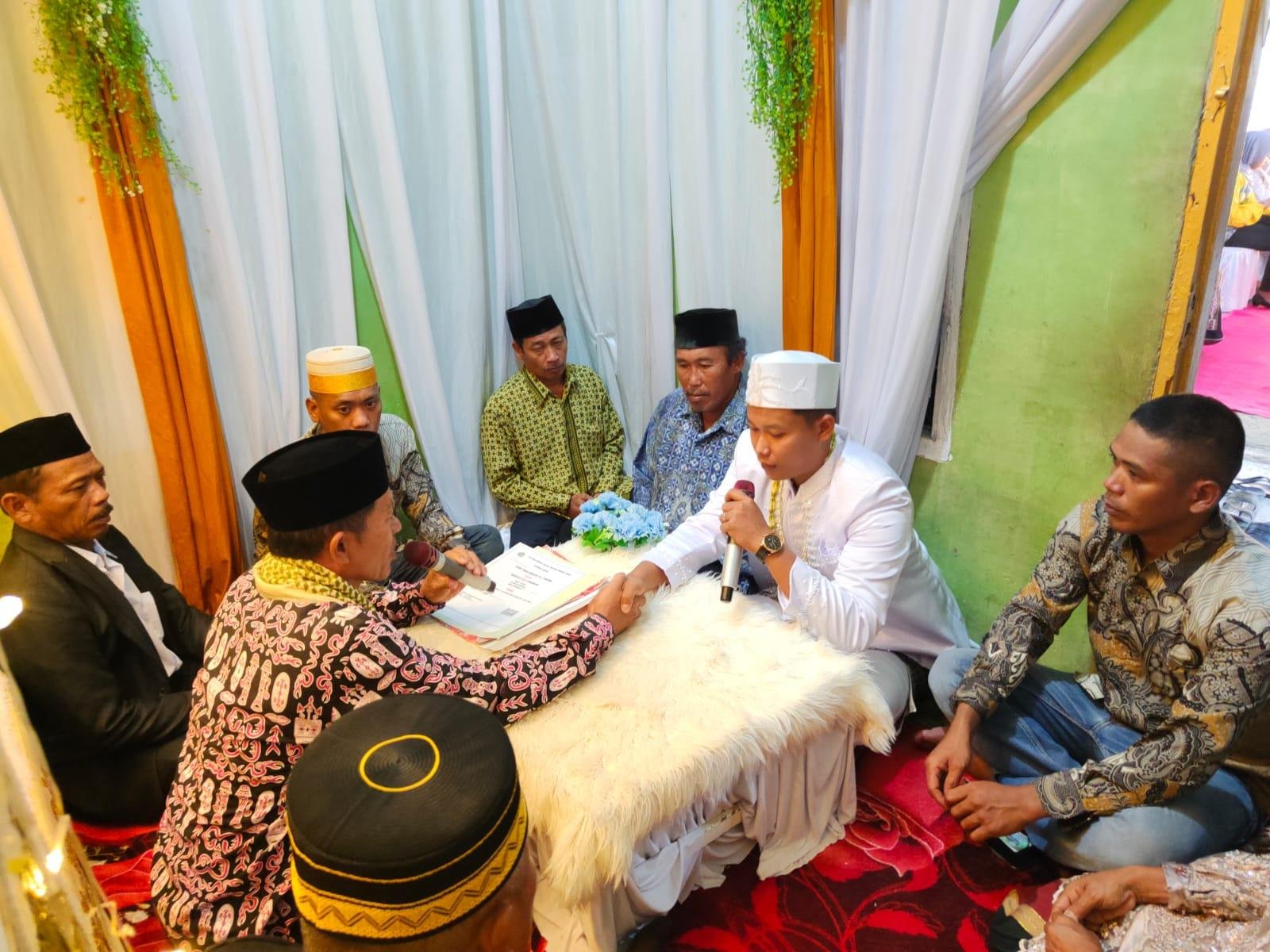Penghulu Ahli Madya KUA Distrik Sorong Timur Semangat Laksanakan Tugas Menikahkan Pasangan Pengantin