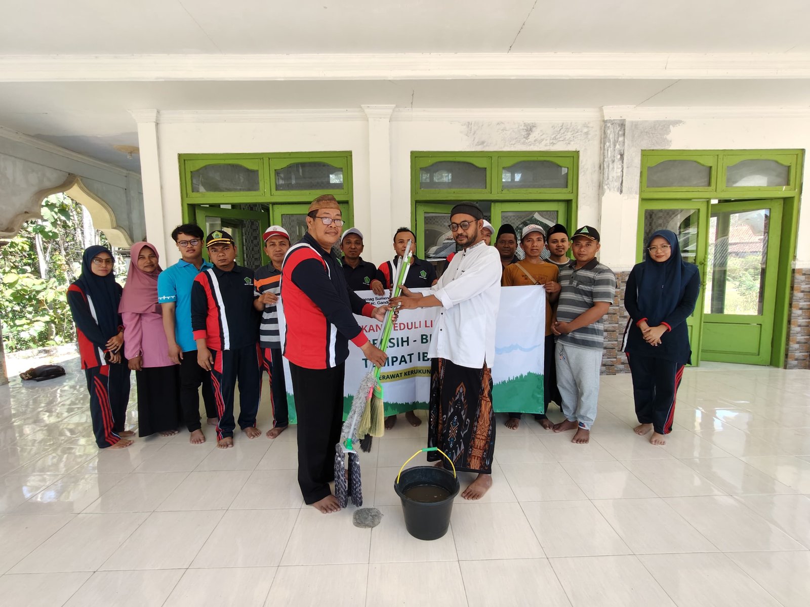 KUA se-Sumenep lakukan Aksi Bersih Tempat Ibadah bersama GP. Ansor