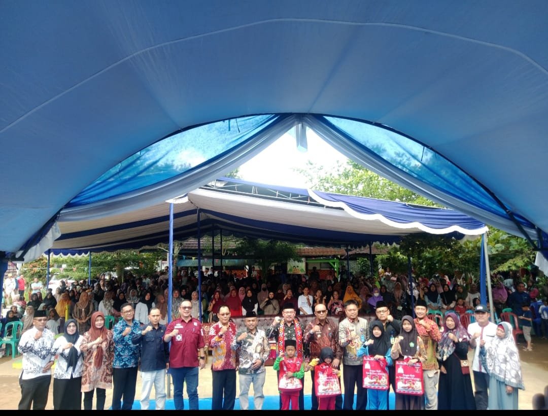 Hadiri Pembagian Seragam Gratis Kepala KUA Sekincau Pimpin Pembacaan Do'a