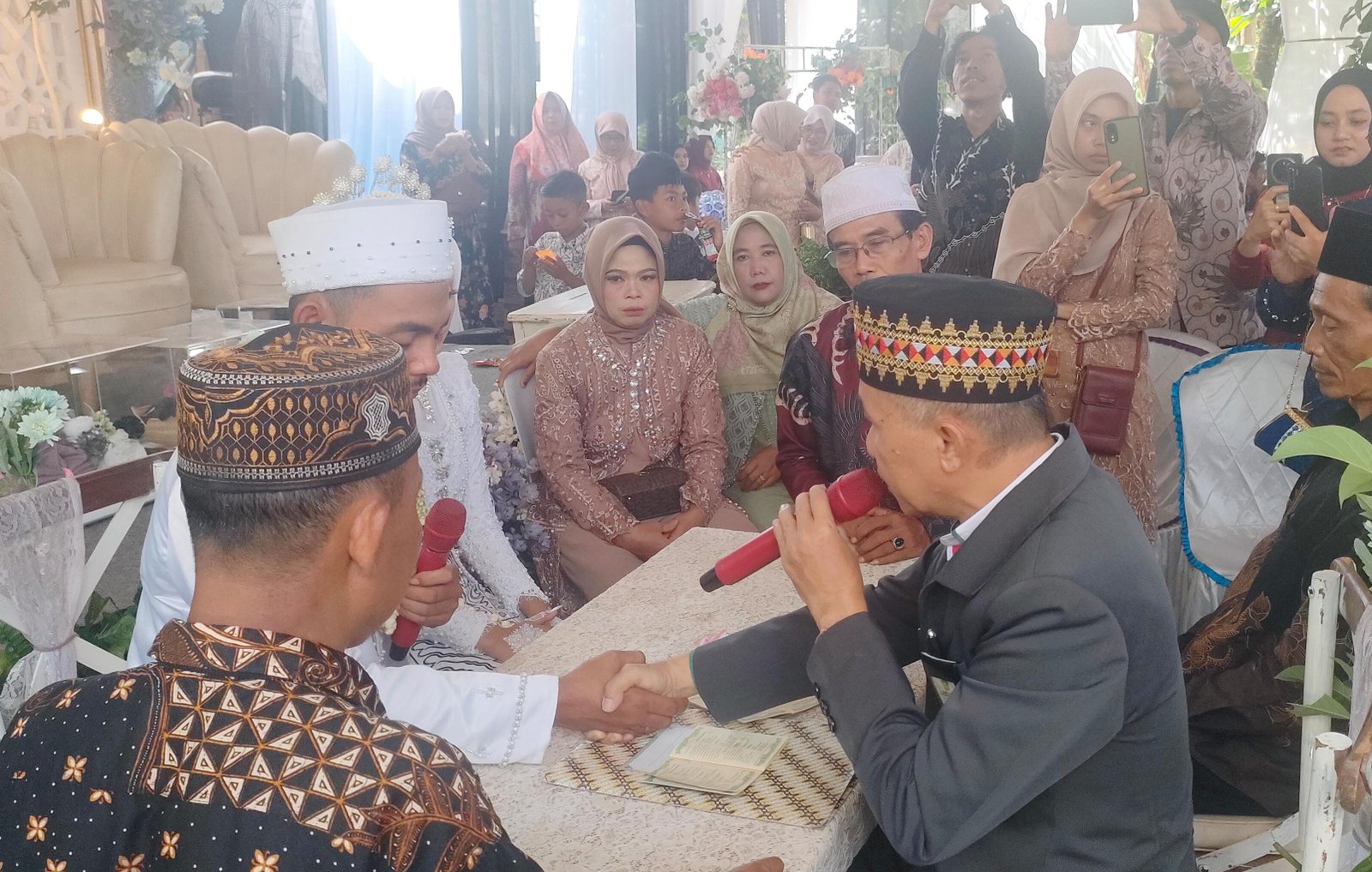 Kepala KUA Kecamatan Purbolinggo Hadiri pencatatan pernikahan 28 Oktober 2024