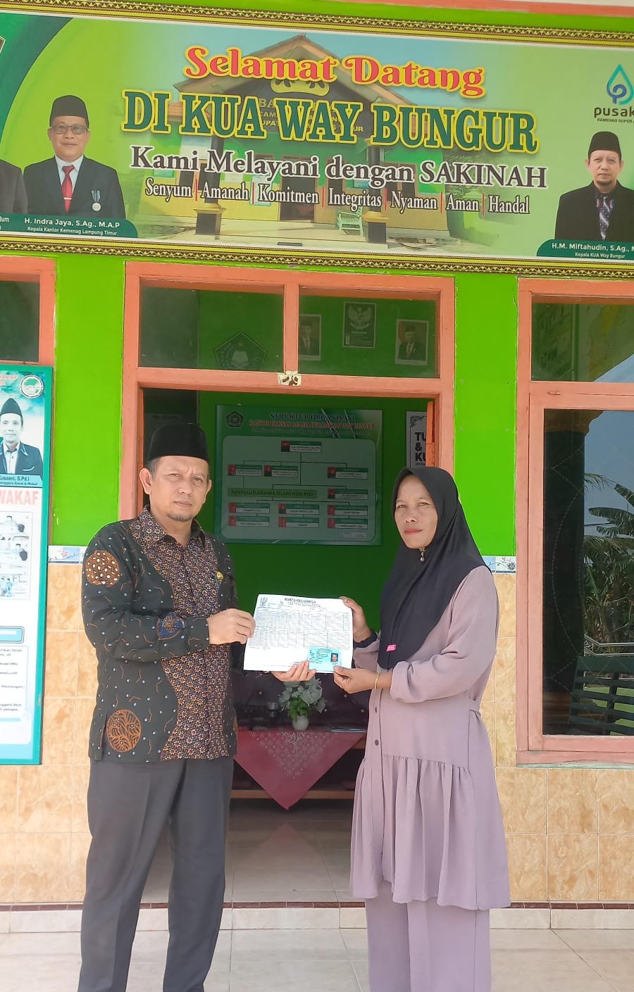 Kepala KUA Way Bungur Serahkan KK dan KTP Status Baru Pasca Nikah kepada Warga Desa Tanjung Qencono