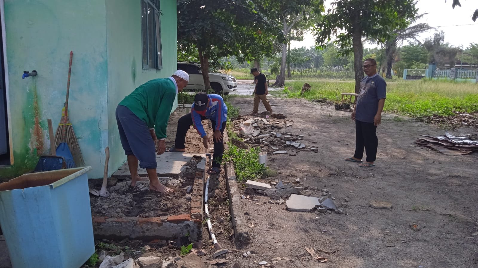 Kepala KUA Pasir H. Rahmat Syah Pimpin Gotong Royong pagi ini