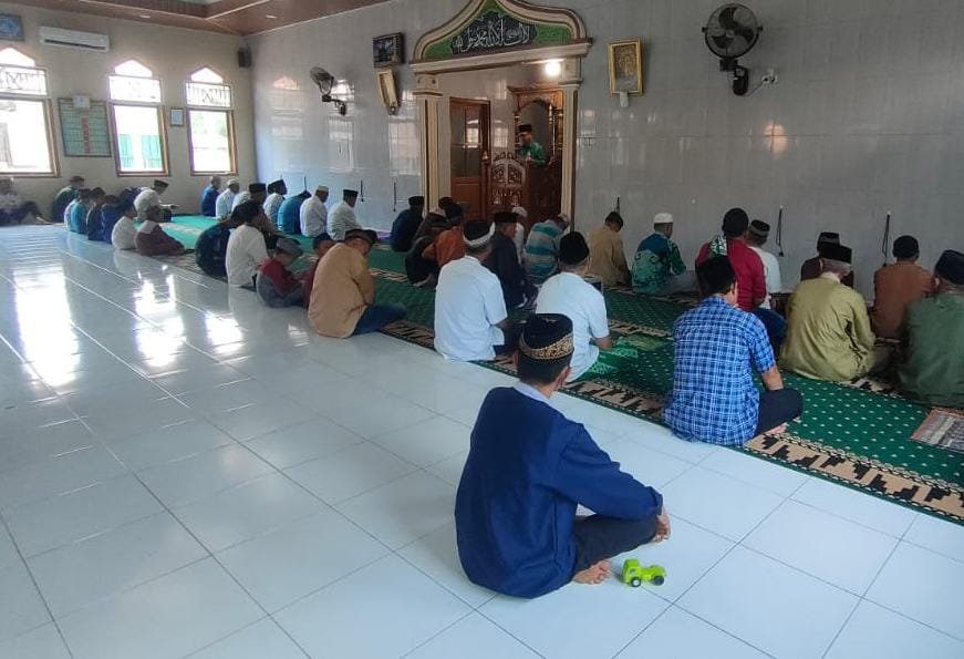 Kepala KUA Pagardewa Khotbah Jumat di Masjid Pagardewa, Angkat Tema 