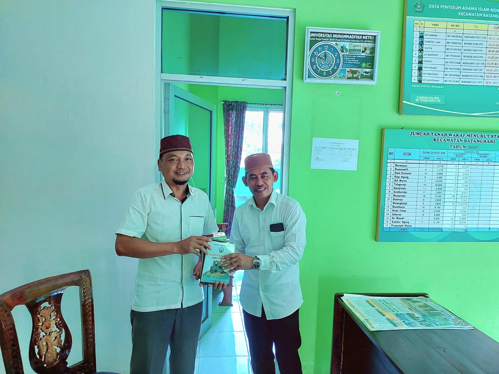 KUA Batanghari Terima Buku Karya Penghulu: Perkuat Kapasitas dan Khazanah Keilmuan