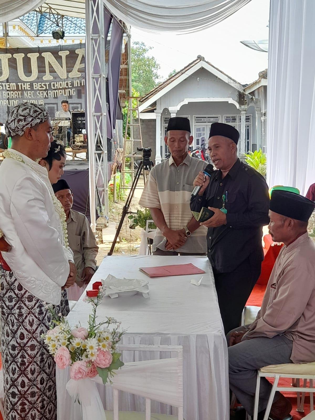 Penghulu KUA Labuhan Ratu, Mulyono Inten Sosialisasikan Program Kado Nikah Terpana saat Akad Nikah