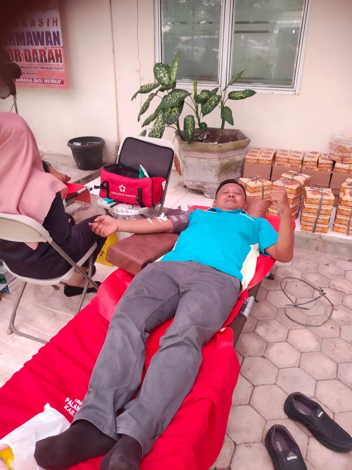 Aksi Donor Darah Ketua dan Anggota PC APRI Lampung Timur di HAB-79  