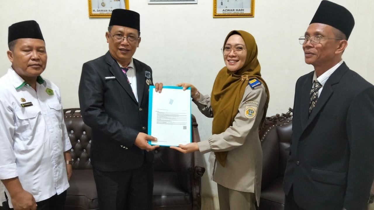 Kemenag Lampung Timur Terima Sertifikat Elektronik dari BPN
