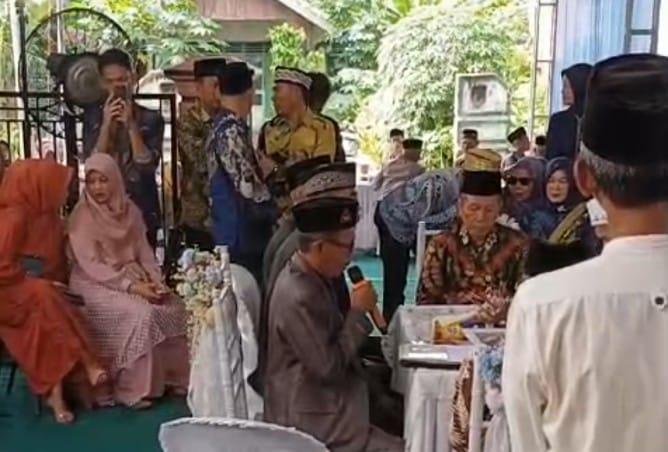 Kepala KUA Way Jepara Pukau Jamaah dengan Suara Emas Saat Berikan Khutbah Nikah