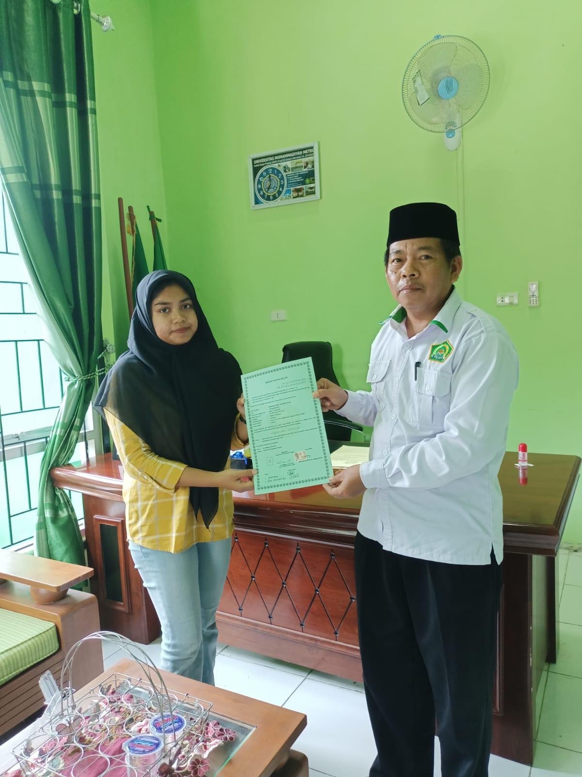 Vincencia Afral De Ajeng Jayan, secara resmi mengikrarkan dua kalimat syahadat sebagai tanda memeluk agama Islam 