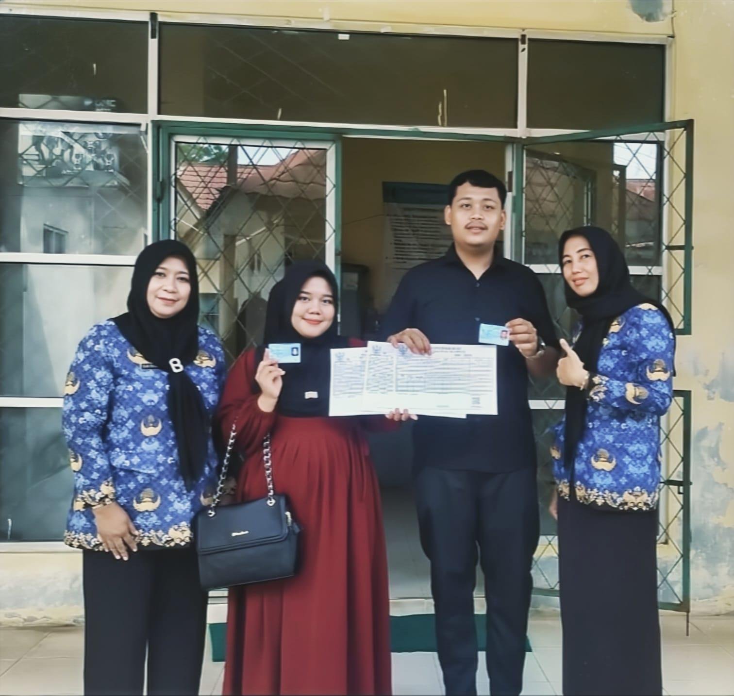 Peserta Program KADO NIKAH dan TERPANA asal Way Bungur ambil KK dan KTP Status Baru di Disdukcapil Lampung Timur