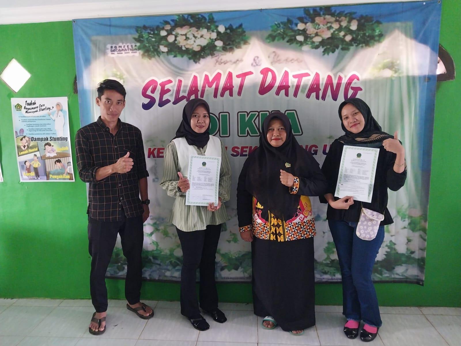 Penyuluh KUA Sekampung Udik Bagikan Sertifikat Catin, Ini Pesan Pentingnya!