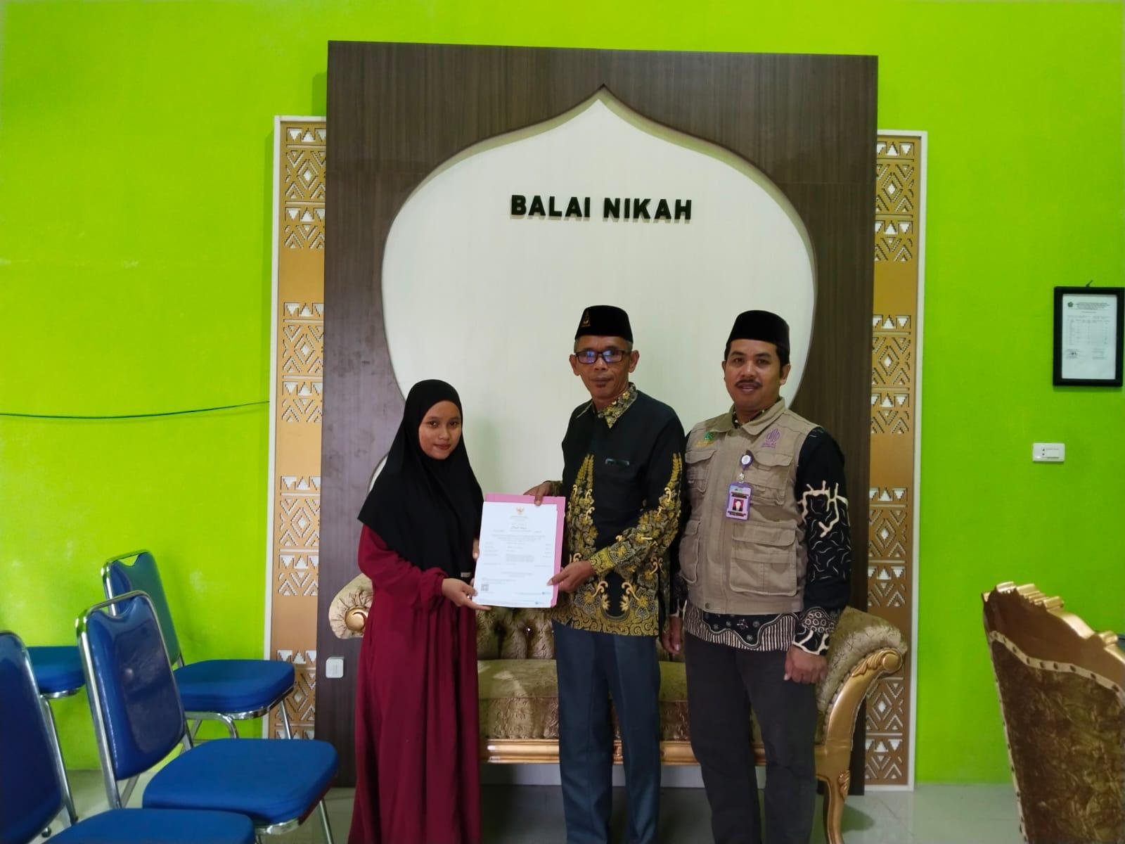 KUA Way Jepara Serahkan Sertifikat Halal Berbayar, UMKM Lokal Makin Percaya Diri  