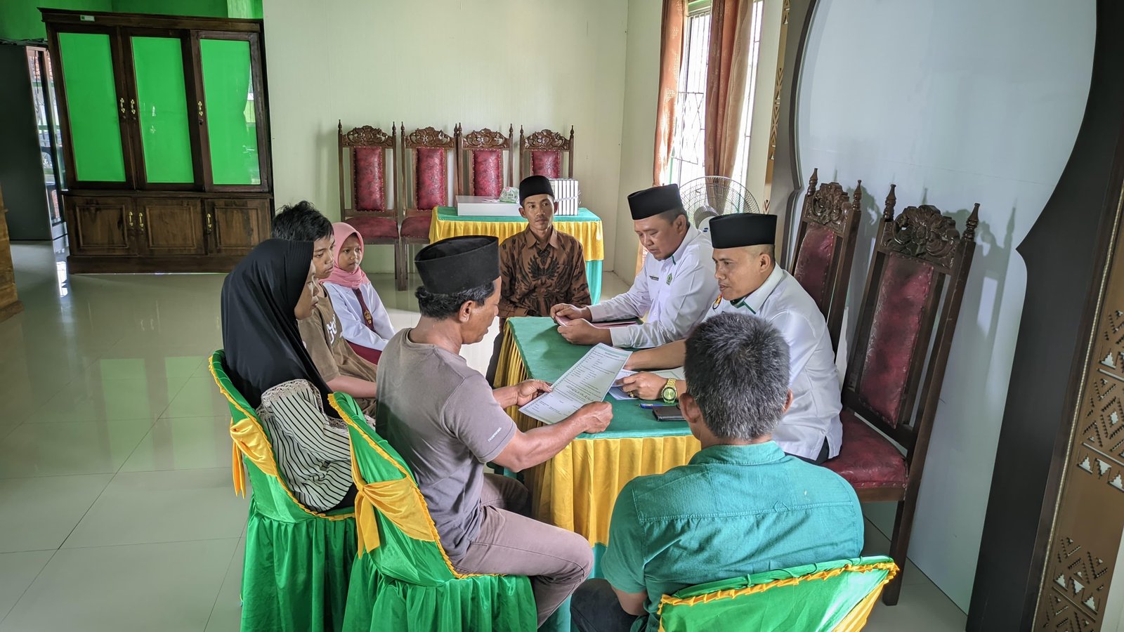 Satu Keluarga Bersyahadat: Momen Haru di Bawah Bimbingan Kepala KUA