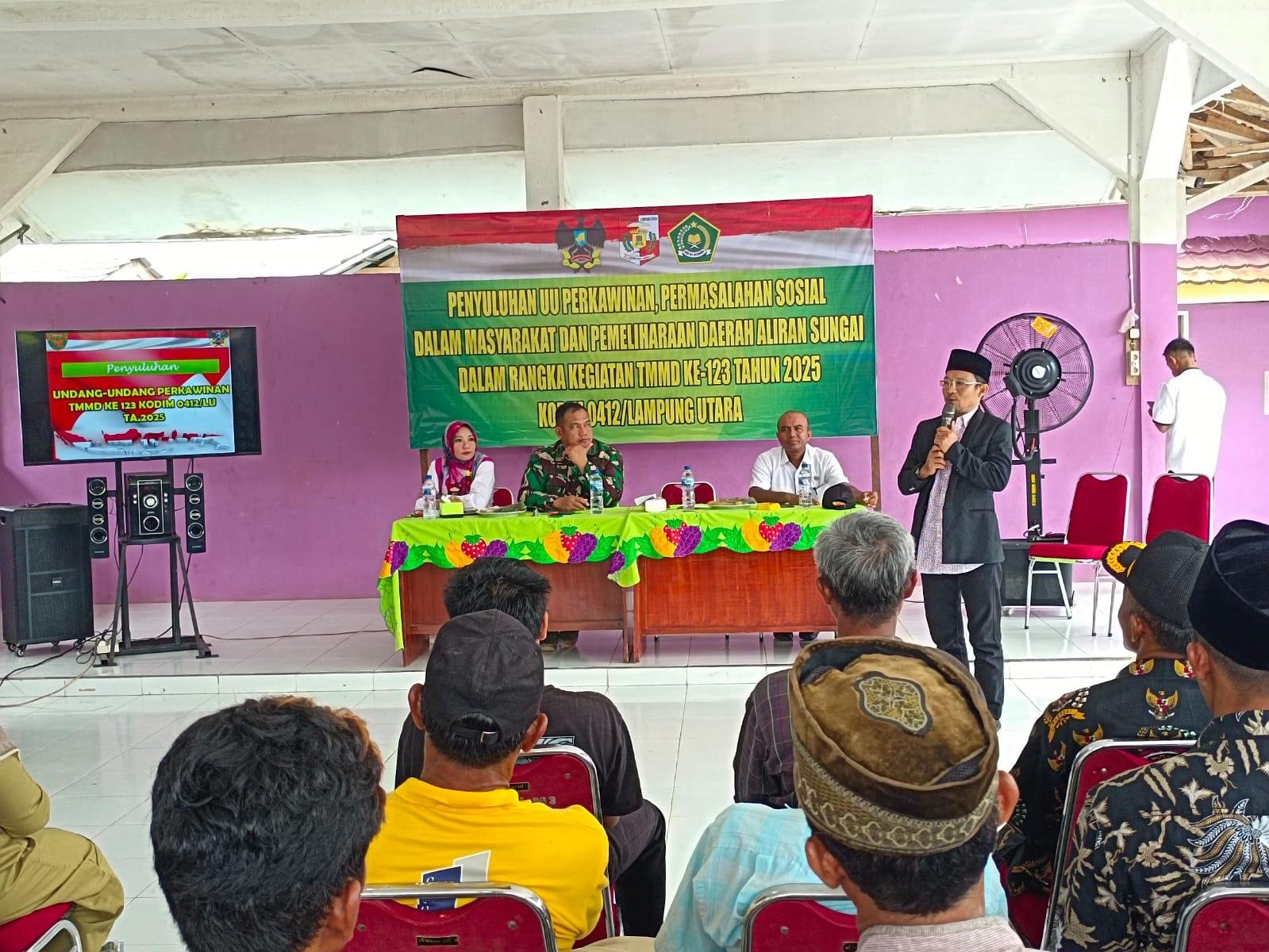 Didi Sumardi memberikan Penyuluhan Undang-Undang Perkawinan dalam Rangka TMMD ke-123 Tahun 2025 di Subik