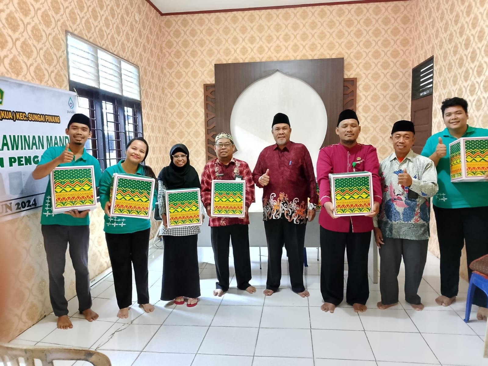 Mempererat Silaturahmi, Kepala KUA  Sungai Pinang Berikan Bingkisan Kepada Seluruh Pegawai 