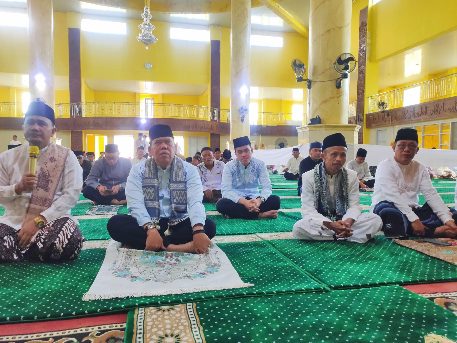 Kepala Kemenag Lampung Timur H. Indralaya Sholat Ied di Islamic Center Sukadana