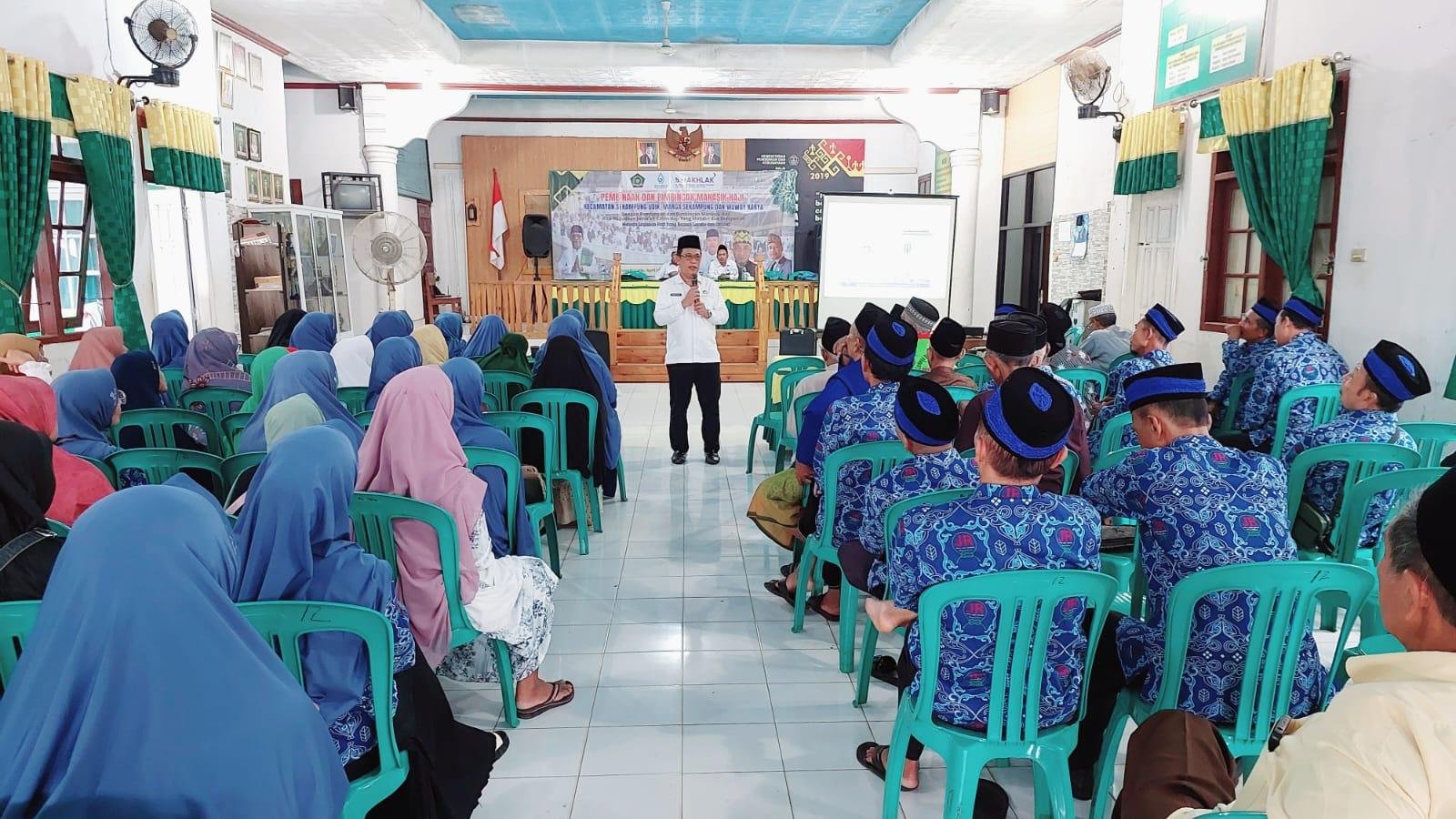 Kupas Tuntas Hak dan Kewajiban Jamaah, Kakan Kemenag Lampung Timur Gebrak Manasik Haji Sekampung Udik