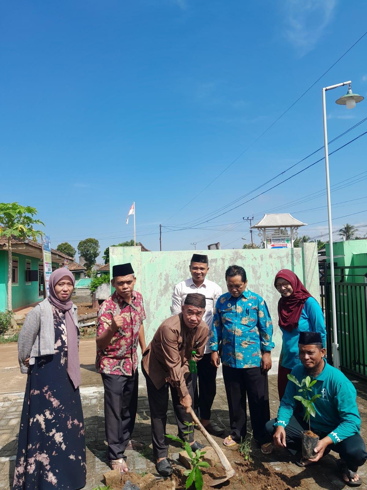 Hijaukan Lingkungan, KUA Sekampung Tanam Pohon Matoa Bersama Jajaran