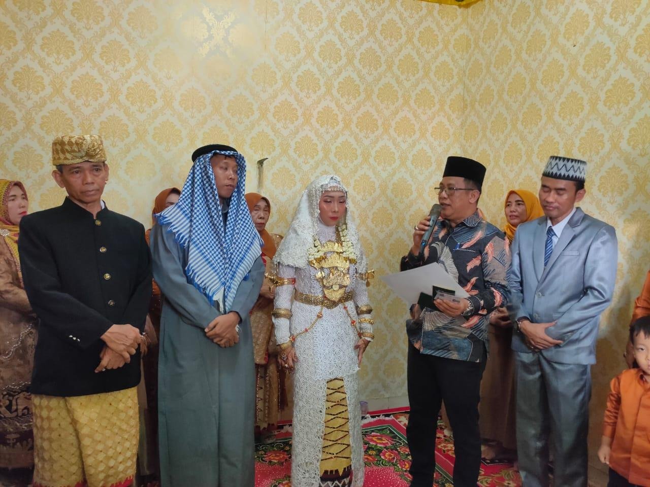 Kepala Kemenag Lamtim Serahkan Buku dan Kartu Nikah kepada Pengantin di Sukadana