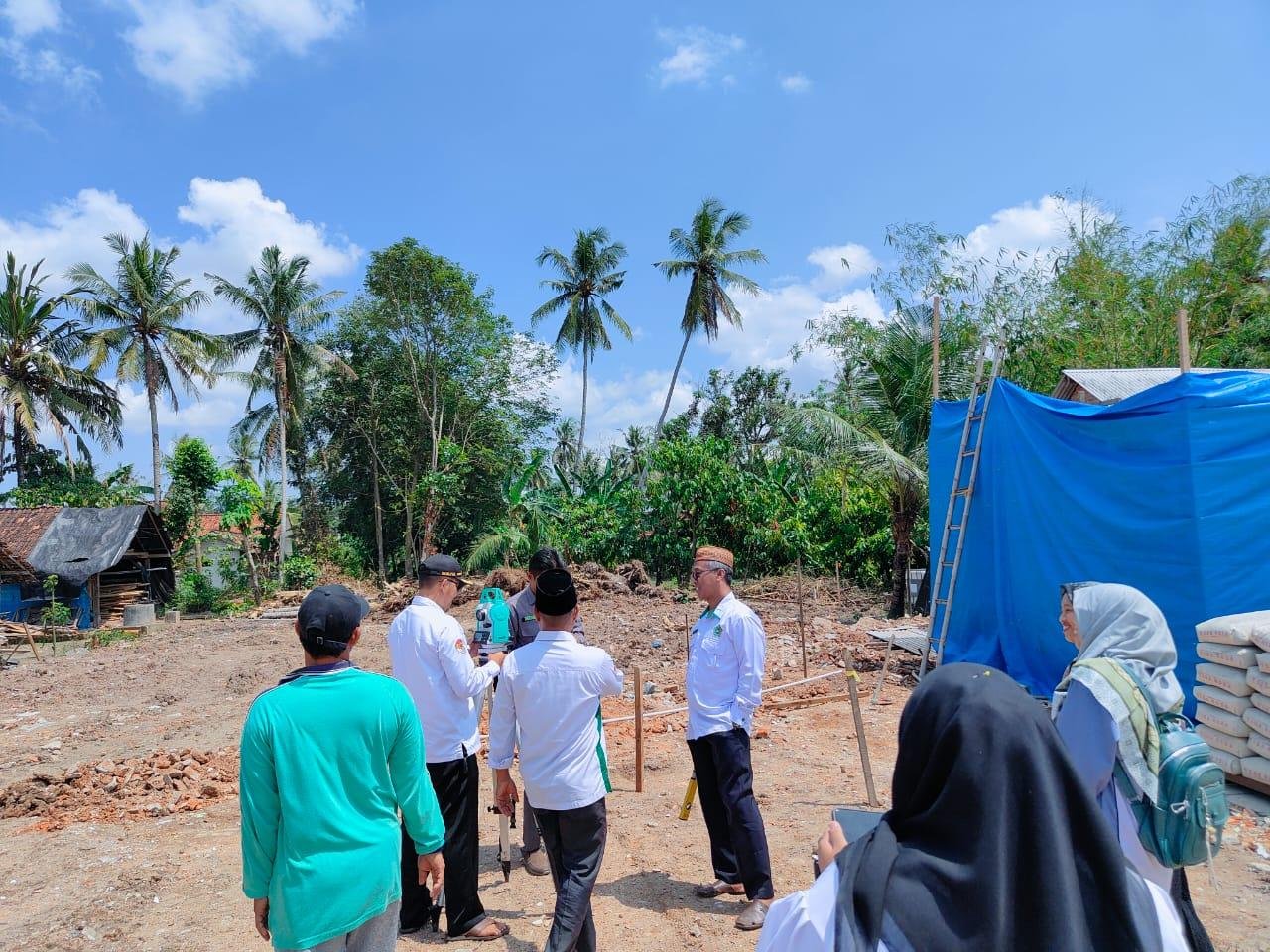 Tegakkan Akurasi, Sempurnakan Ibadah: KUA Batanghari Dampingi Pengukuran Arah Kiblat Musholla Sabilul Muhtadin