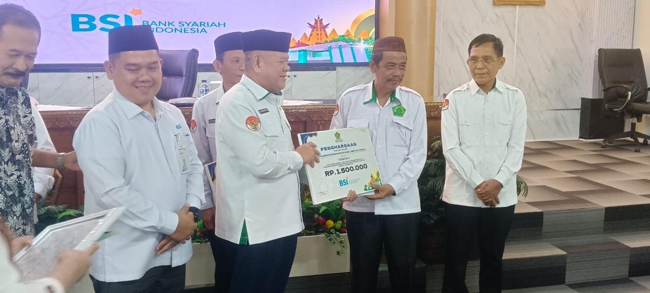 KUA Bandar Sribhawono Raih Penghargaan Terbaik 2 Penggerak Wakaf Uang Catin