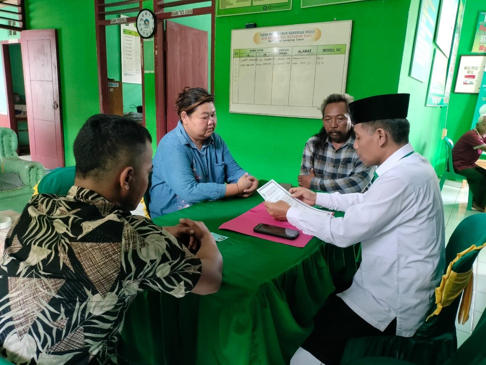 Dedikasi Sejak Hari Pertama, Penghulu Harik Anhar Bimbing Mualaf di Mataram Baru