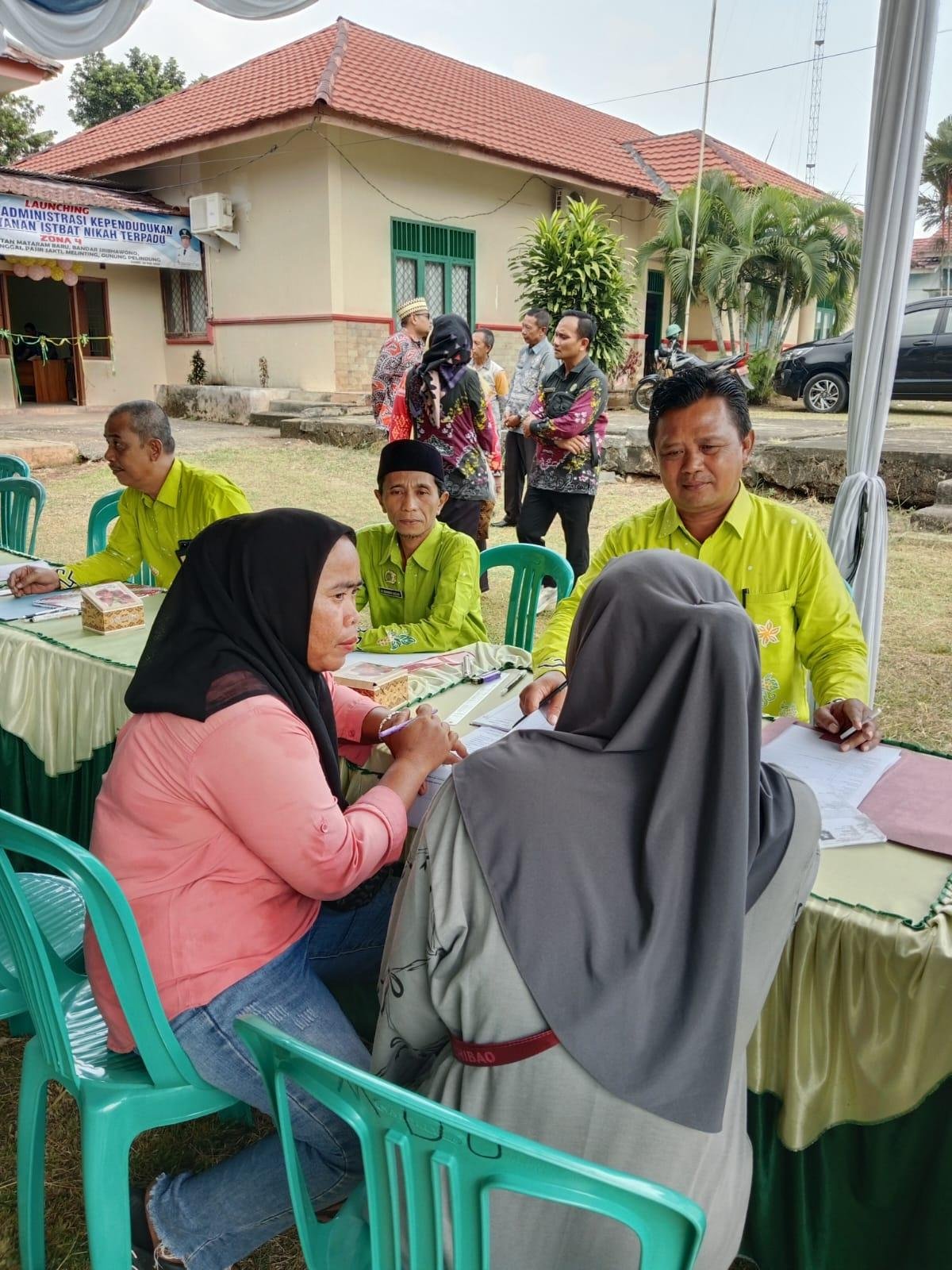 Dukung Program 100 Hari Kerja Bupati, Kepala KUA Labuhan Maringgai Lakukan Pelayanan Terpadu Isbat Nikah Massal