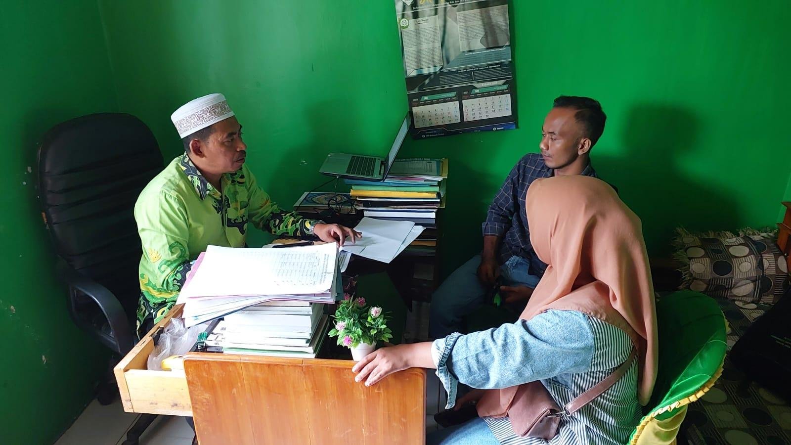 Penghulu KUA Sekampung Udik Verifikasi Berkas Isbat Nikah Terpadu 100 Hari Kerja Bupati Lamtim