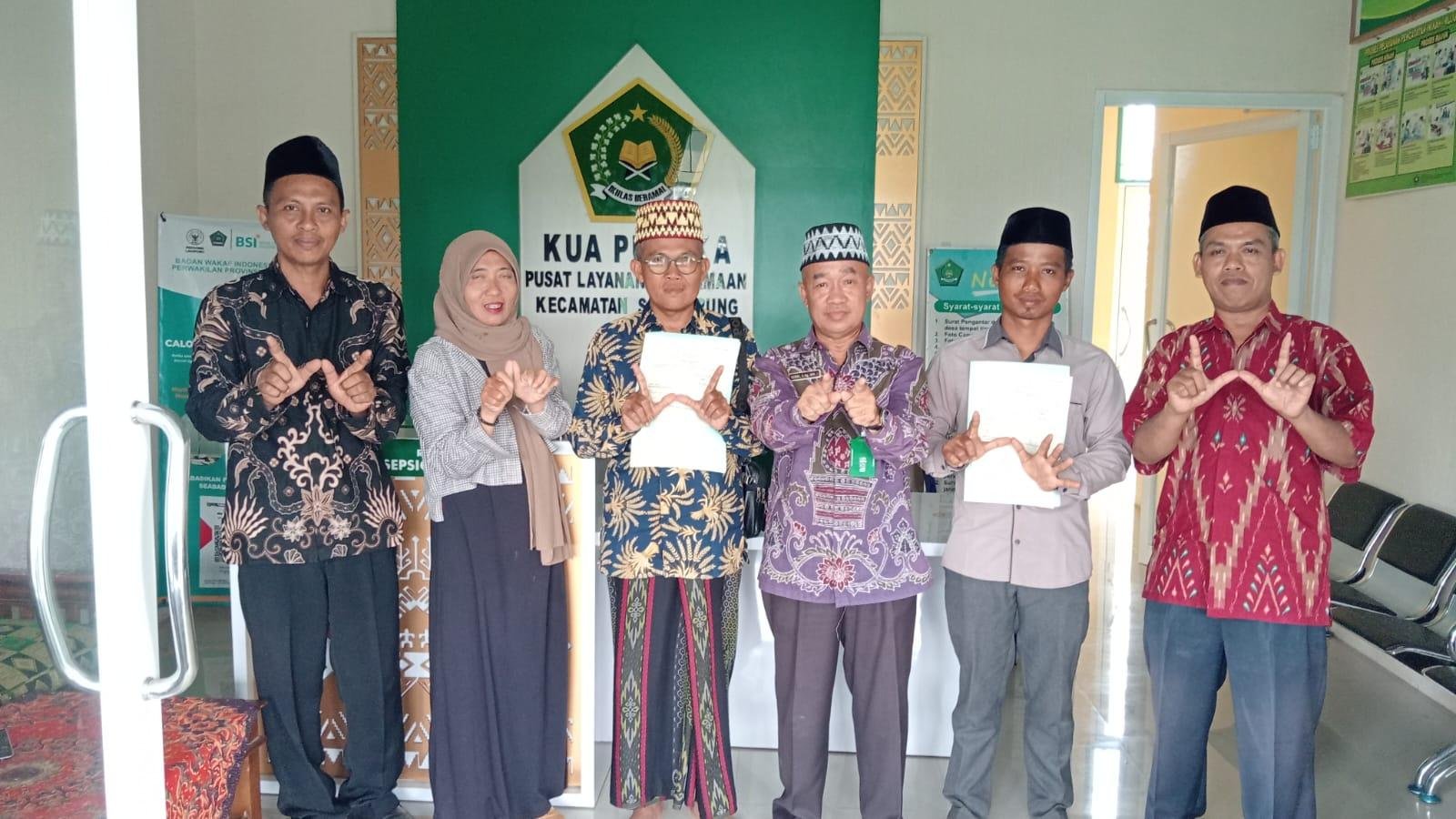 Kepala KUA Sekampung Serahkan Sertifikat Tanah Wakaf kepada Dua Nadzir