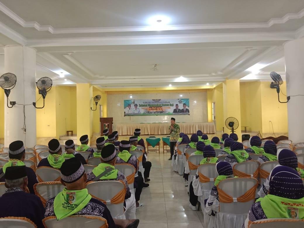 Penghulu KUA Sekampung Udik Berikan Manasik Perjalanan Sebelum Jamaah Haji Kloter 56 Dilepas Resmi