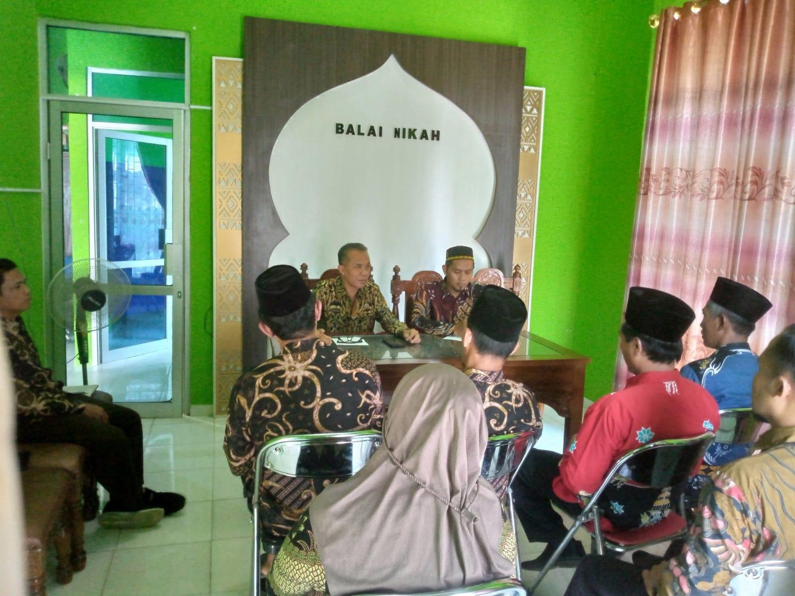 Kebersamaan Kepala KUA Purbolinggo dengan Pegawai: Hangat, Akrab, dan Penuh Syukur