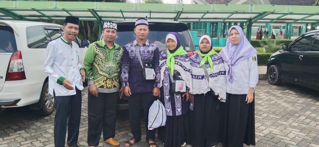 Kepala KUA Marga Sekampung Dampingi Jama'ah Haji Kloter 61 Berangkat ke Asrama Haji Rajabasa 