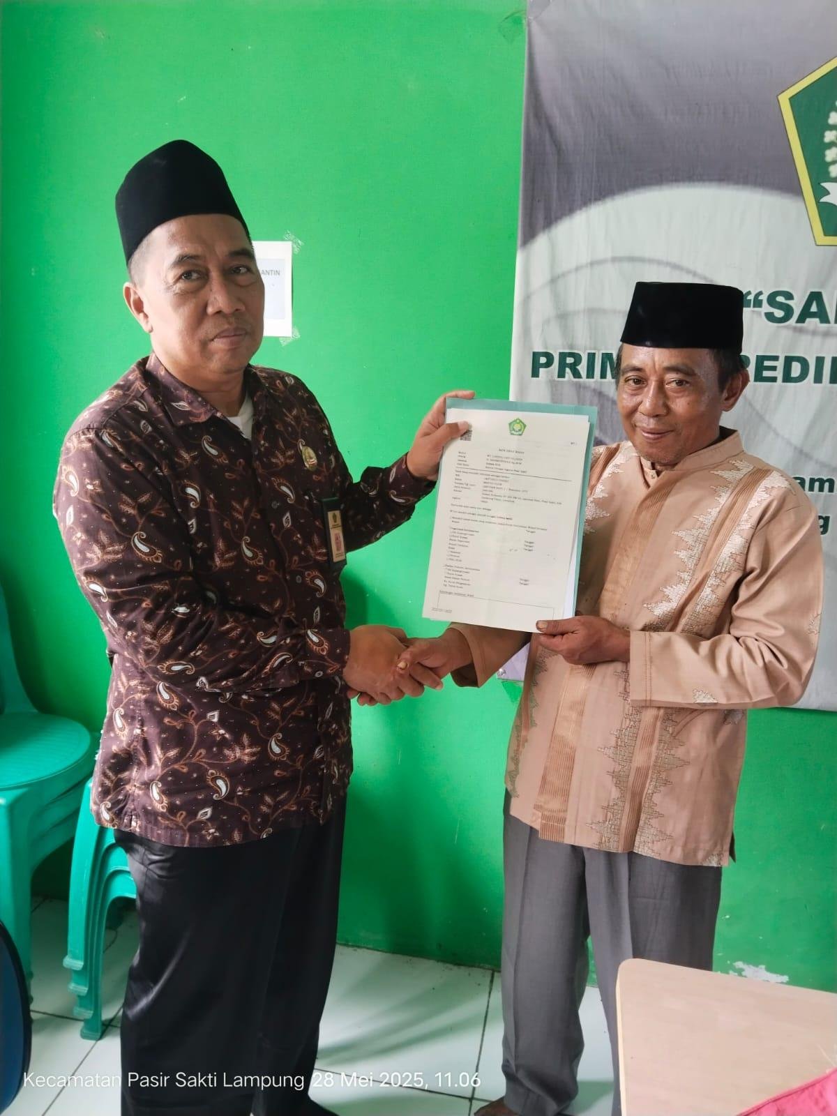Kepala KUA Pasir Sakti Serahkan E-AIW kepada Nadzir TPQ Sabilul Hidayah