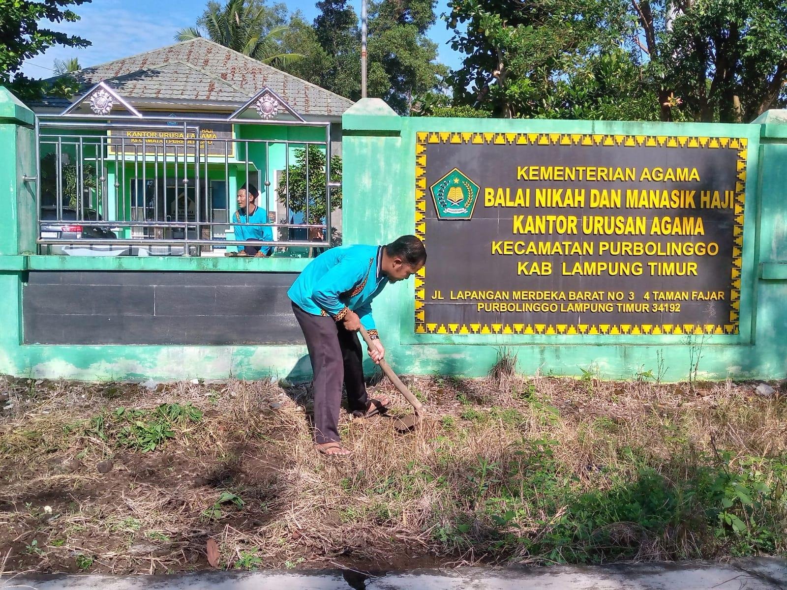 KUA Purbolinggo Gelar Jumat Bersih, Tutup dengan Minum Susu dan Singkong Kukus