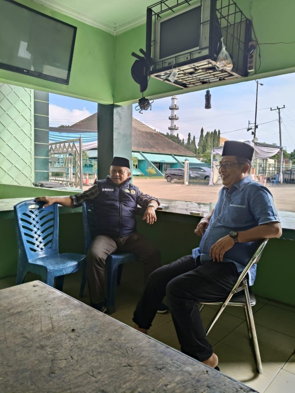 Kakan Kemenag Lampung Timur Sambut Langsung Kepulangan Jamaah Haji Kloter 28 di Asrama Haji Rajabasa