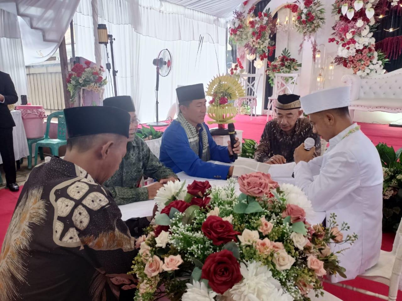 Tugas Tak Kenal Cuaca: Kepala KUA Sorong Timur Terjebak Hujan Setelah Mencatat Pernikahan