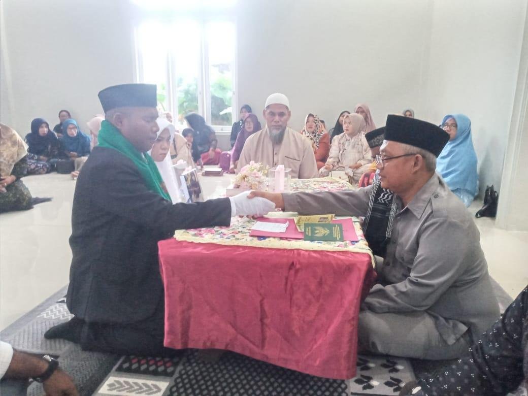 PLT. Kepala KUA Distrik Aimas, yang Juga Merangkap sebagai Penghulu, Kembali Melayani Pencatatan Pernikahan