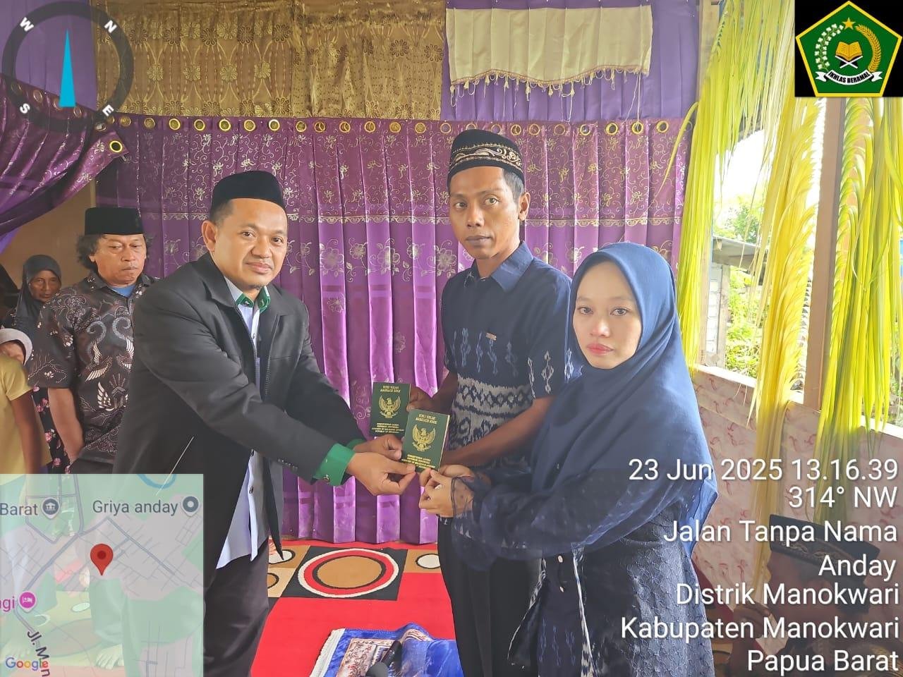 Kepala KUA Manokwari Selatan Laksanakan Empat Pasang Pernikahan di Dua Lokasi Berbeda