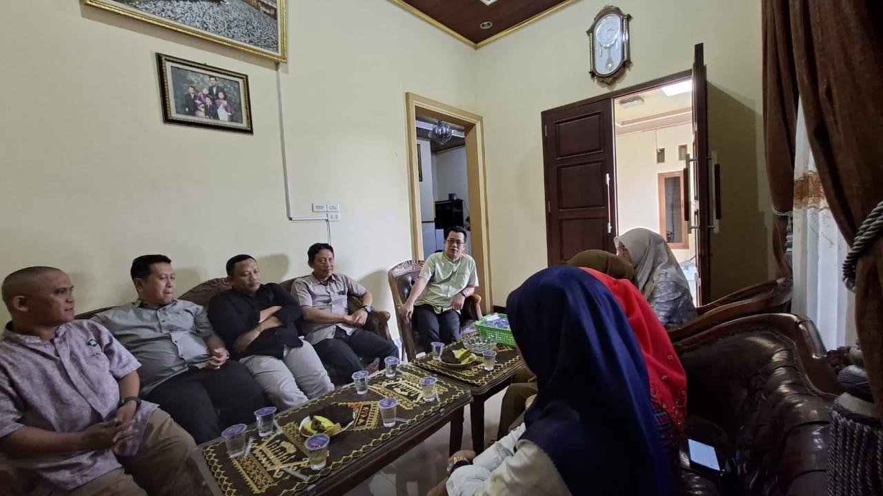 PC IPARI Lampung Timur Jenguk Kepala Kemenag Usai Opname