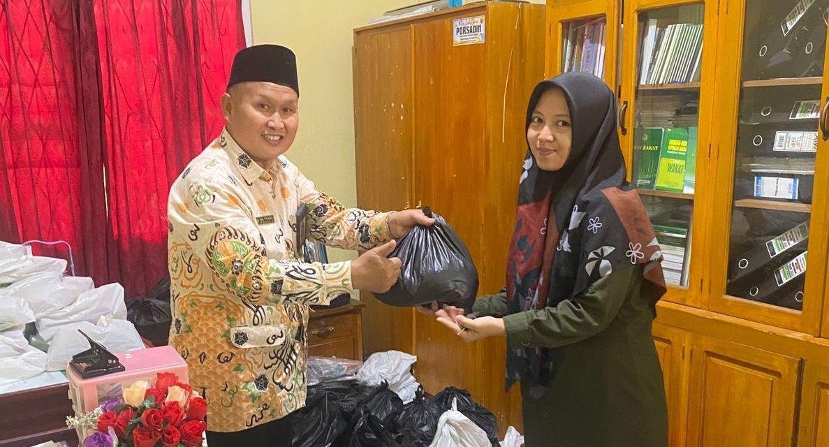 Dukung Lebaran yatim, KUA Selupu Rejang Serahkan 19 Paket Sembako