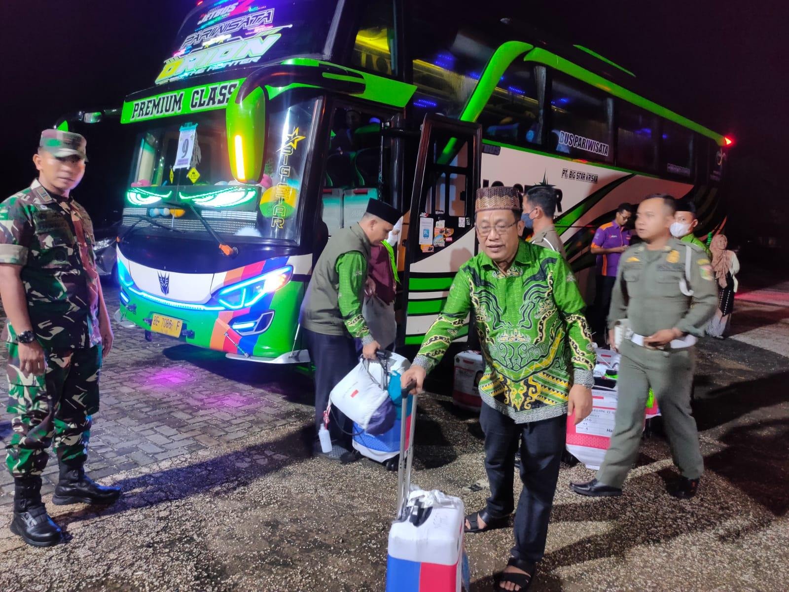 Hangat dan Haru, 57 Jamaah Haji Kloter 45 Disambut di Islamic Center Sukadana