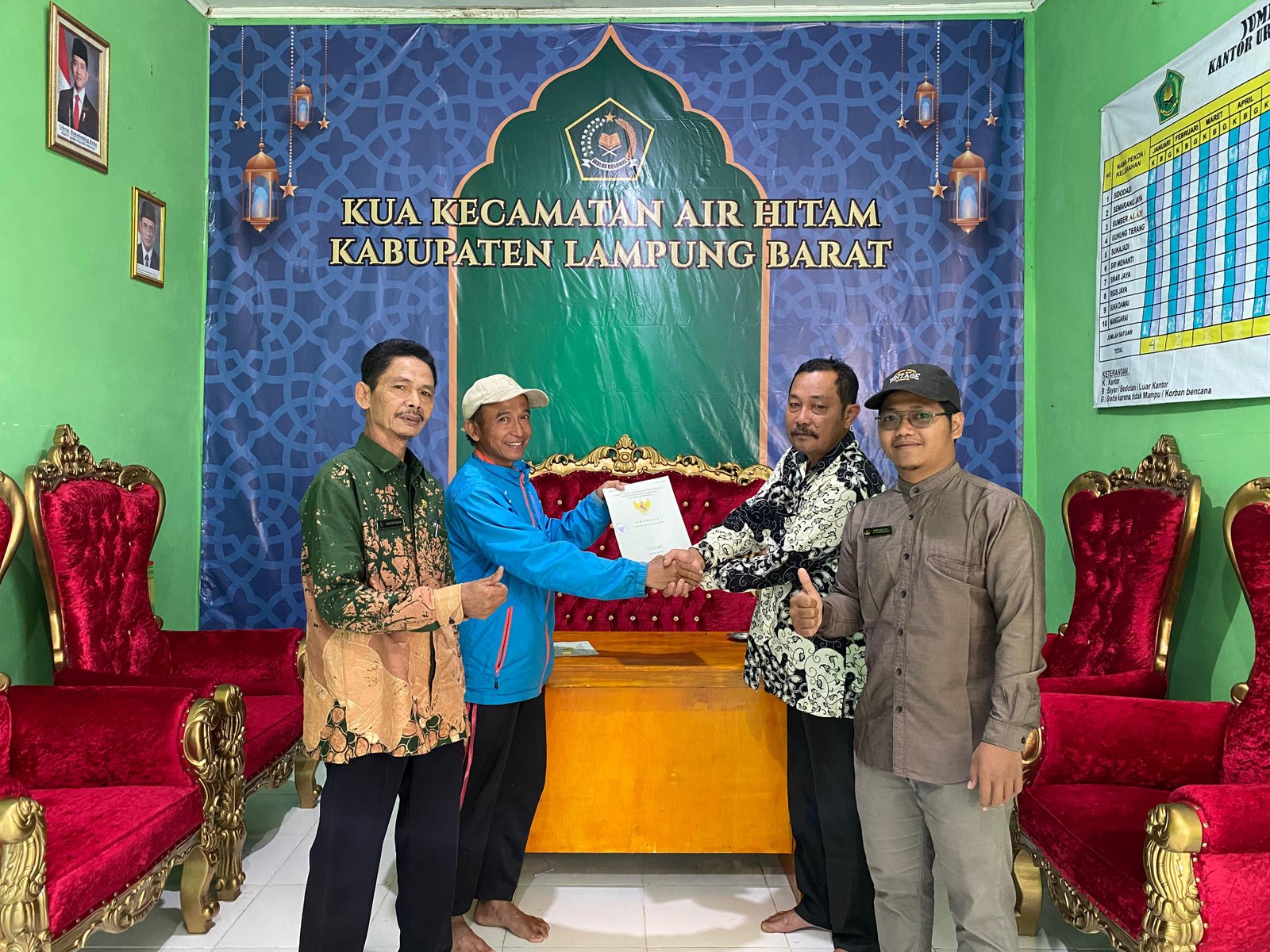 KUA Air Hitam Serahkan Sertifikat Tanah Wakaf untuk Pembangunan Masjid di Pekon Rigis Jaya